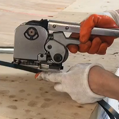 Handwerkzeugmaschine für die Verkleidung von Stahlgürteln mit einer Breite von 12,7-19 mm