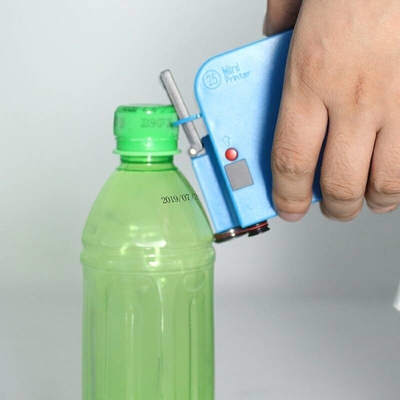 Handheld Inkjet-Drucker mit gekrümmter Oberfläche mit 12,7 mm Bearbeitungsbildschirm Druckgeschwindigkeit 50M/MIN